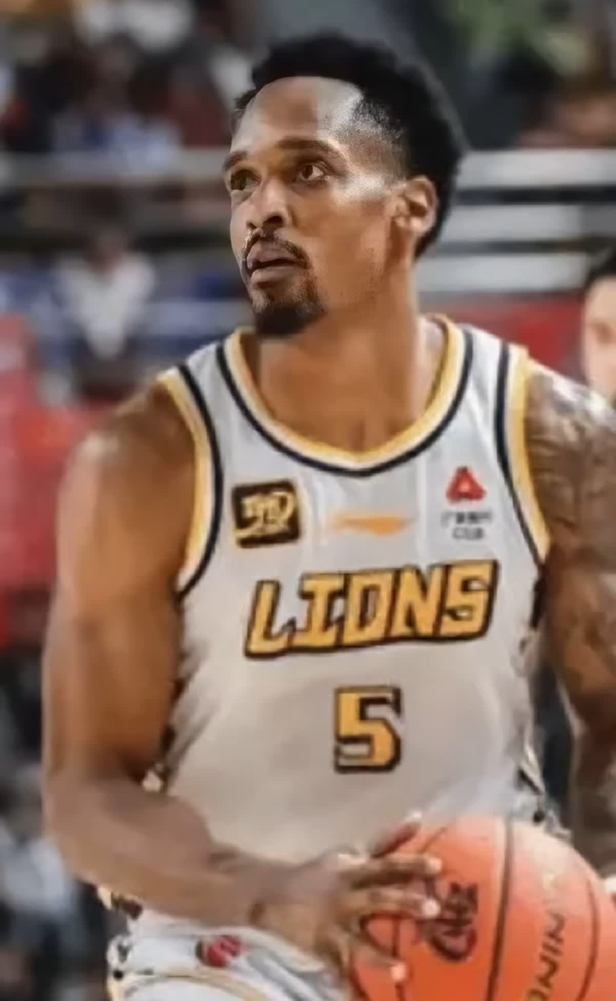 加时末段CBA常规赛焦点战；西汉姆再遭质疑；态度坚定；赛季目标并未改变