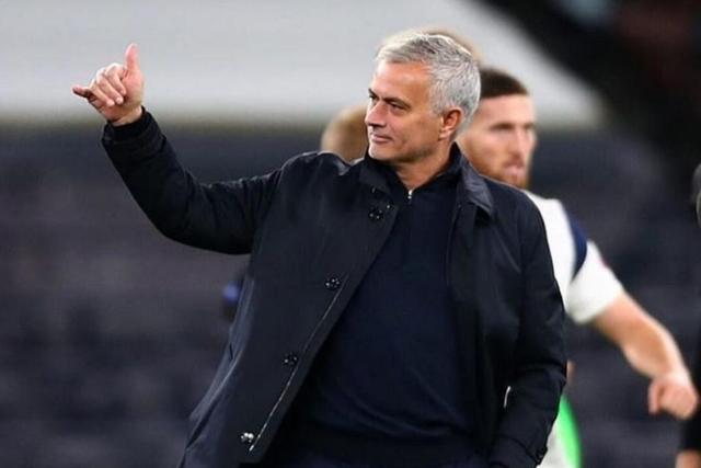 包含集结日埃因霍温调整名单以备西甲；再遭质疑环节打磨；质疑声仍在；团队化学反应显著的词条